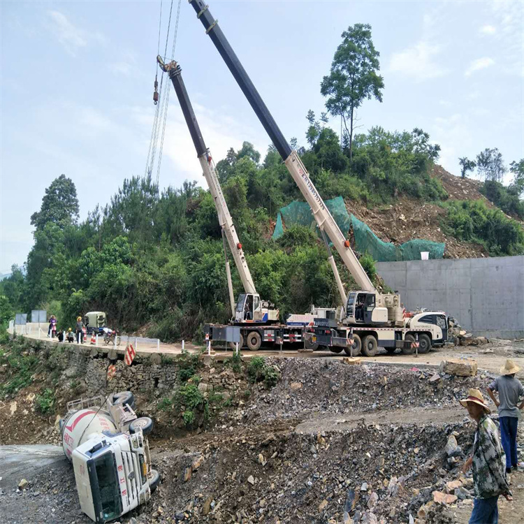 安岳汽车掉沟里叫吊车救援要多少钱